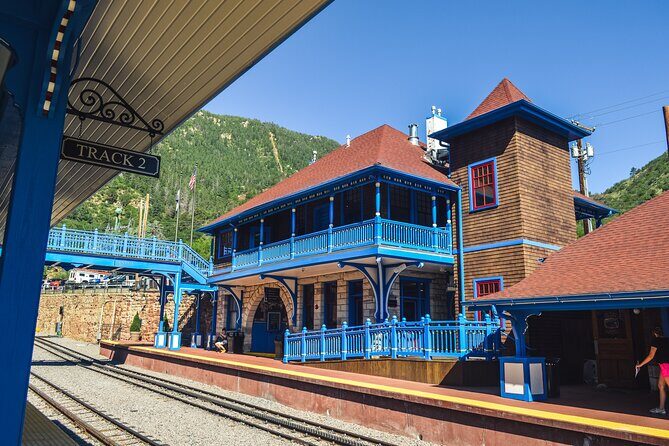 Private Pikes Peak COG Railway, Manitou & Garden of the Gods - Manitou Springs: the lunch-and-walk reset at the base